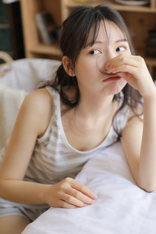 美女脱裤子